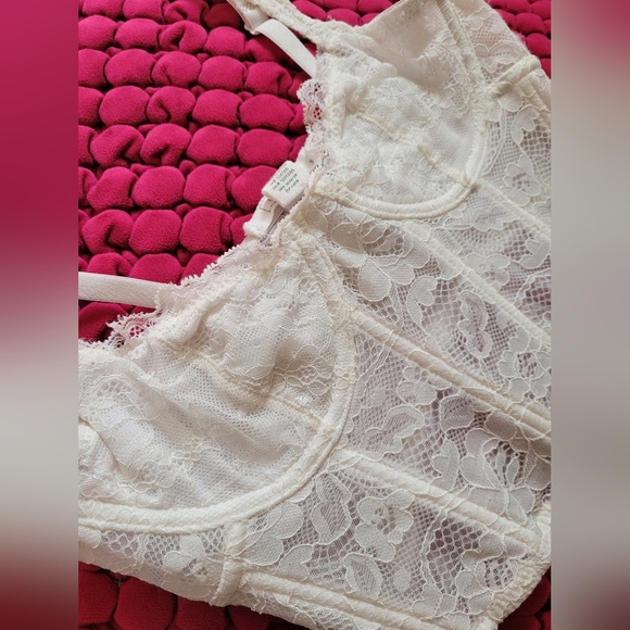 Elegant Lace Bralette - Picture 2 of 12